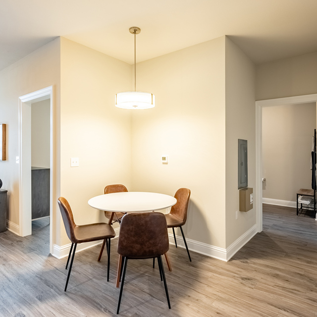 Oasis at Southpark - Cozy Dining Area