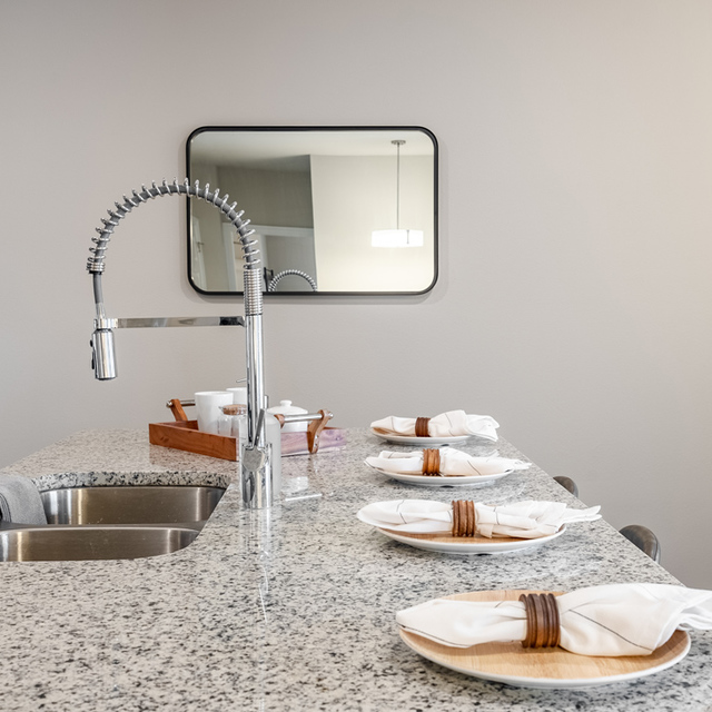 Oasis at Southpark - Cozy Dining Area