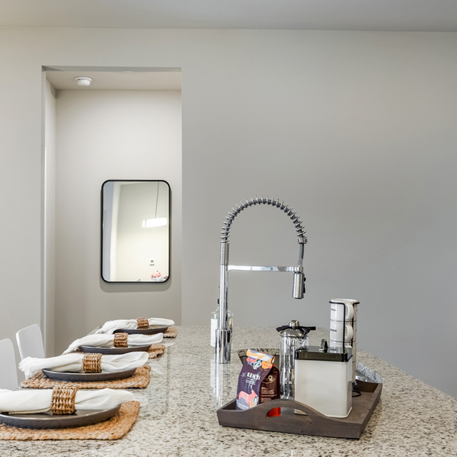 Oasis at Southpark - Cozy Breakfast Bar