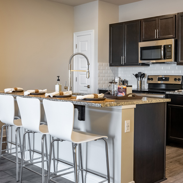 Oasis at Southpark - Cozy Breakfast Bar